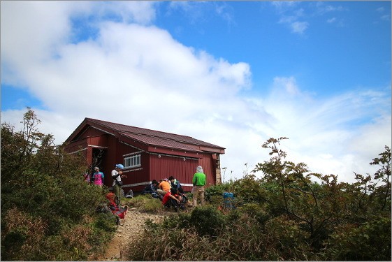 赤兎山の避難小屋