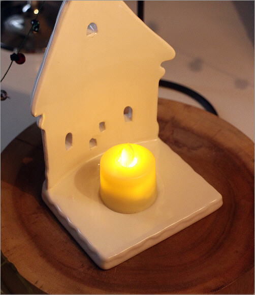 クリスマス Xmas キャンドルホルダー LEDキャンドル付き 灯り 照明 小さい 卓上 おしゃれ かわいい 陶器 LEDキャンドル付き  キャンディーハウス ワイド [hal8451]