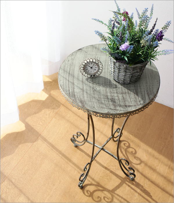 シャビーなアイアンのラウンドテーブル(1)