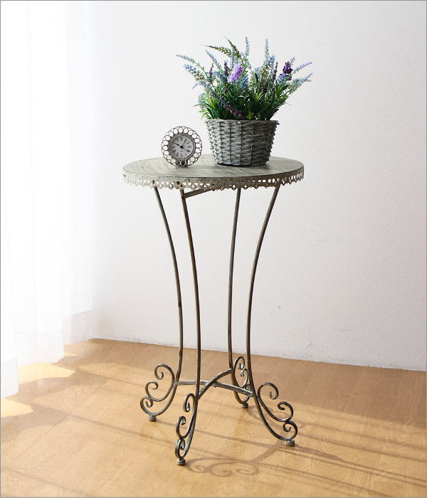 シャビーなアイアンのラウンドテーブル(2)