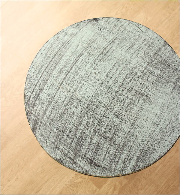 シャビーなアイアンのラウンドテーブル(3)