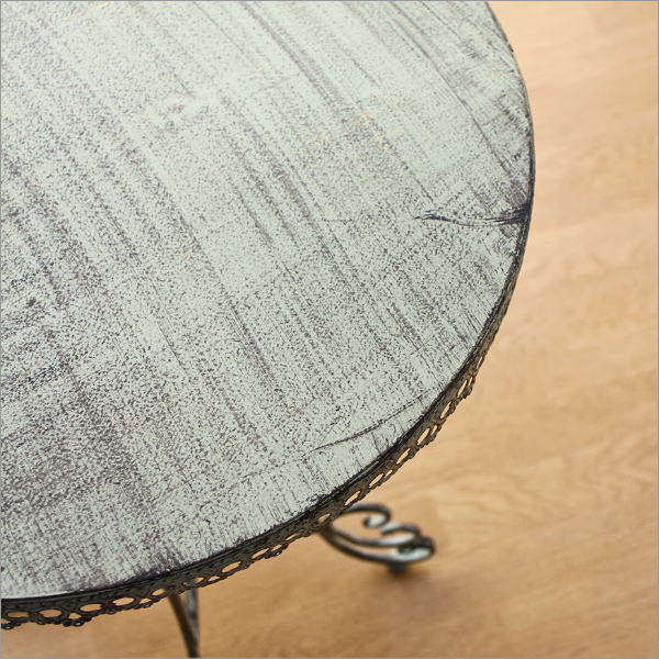 シャビーなアイアンのラウンドテーブル(4)