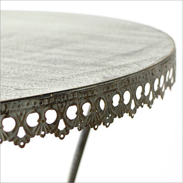 シャビーなアイアンのラウンドテーブル(5)