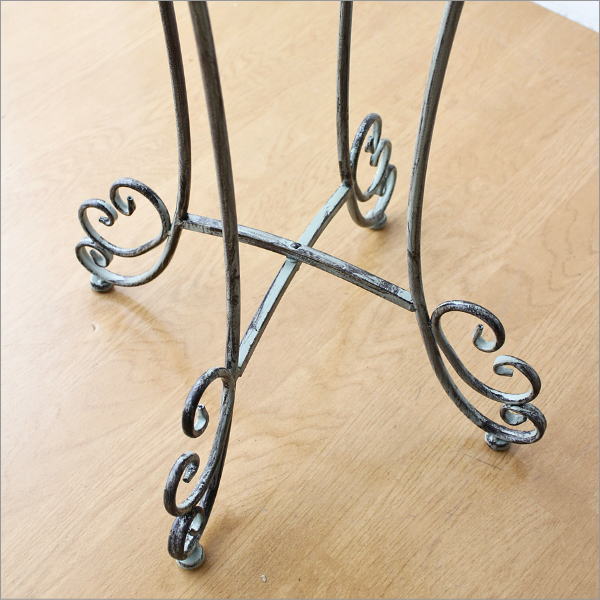 シャビーなアイアンのラウンドテーブル(6)