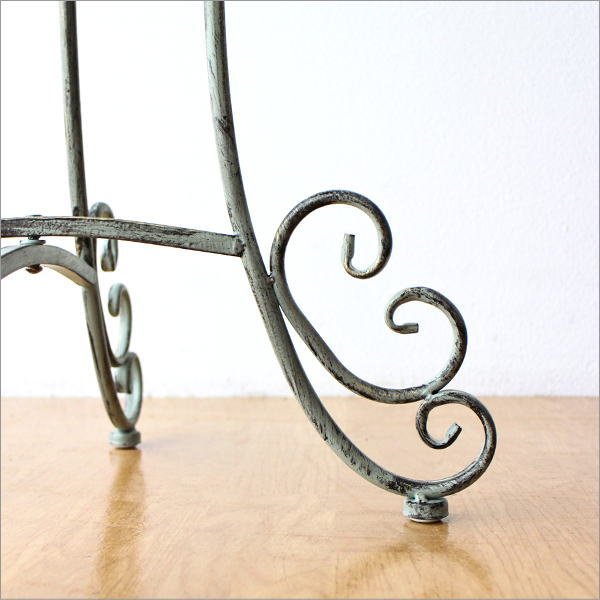 シャビーなアイアンのラウンドテーブル(7)