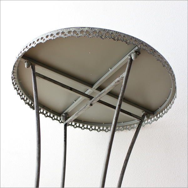 シャビーなアイアンのラウンドテーブル(8)