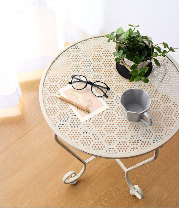 シャビーなWHアイアンのパンチングテーブル(1)