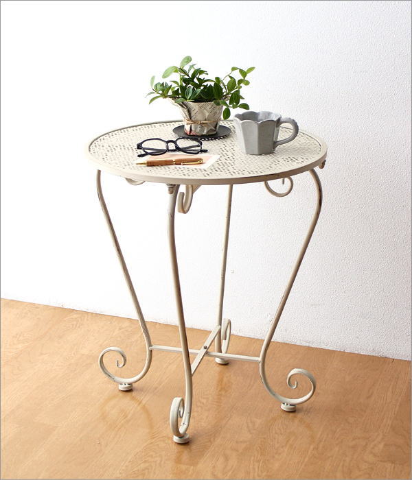 シャビーなWHアイアンのパンチングテーブル(2)