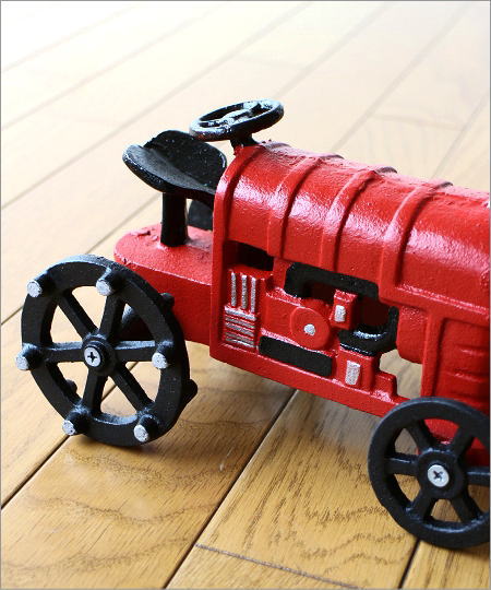 赤いトラクターのオブジェ(2)