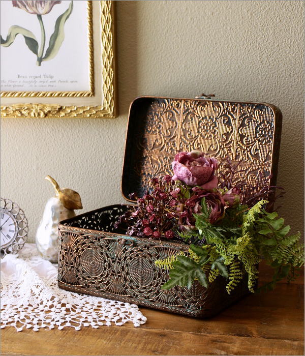 アンティークな蓋付ブリキボックス(1)