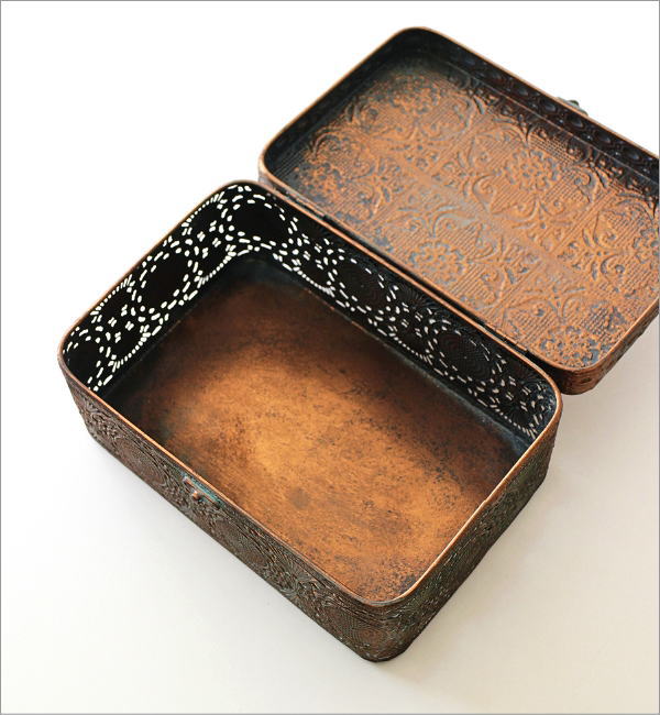 アンティークな蓋付ブリキボックス(2)