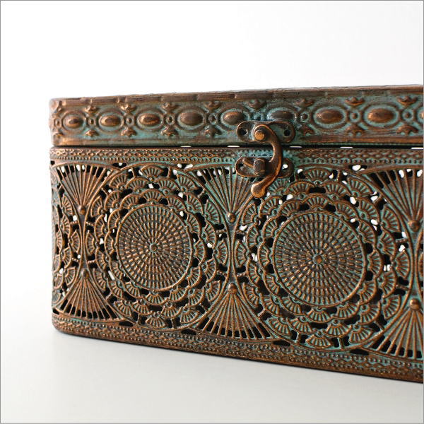 アンティークな蓋付ブリキボックス(4)