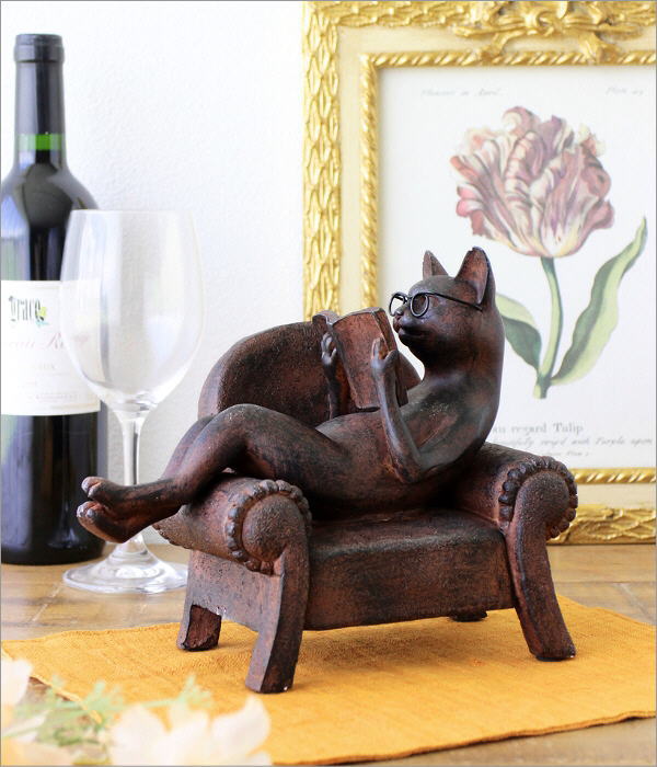 ソファーで読書のメガネ猫(1)