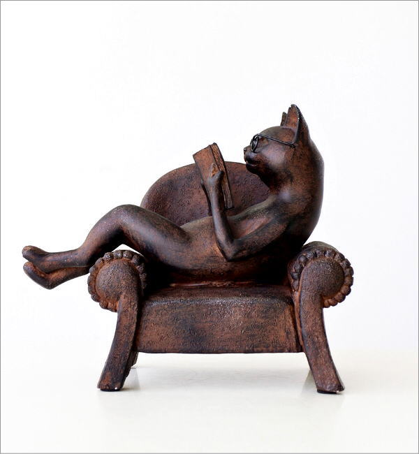 ソファーで読書のメガネ猫(3)