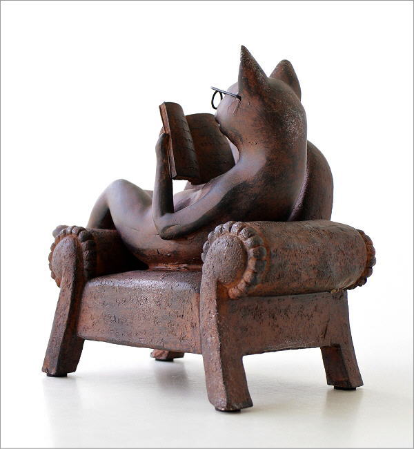 ソファーで読書のメガネ猫(6)