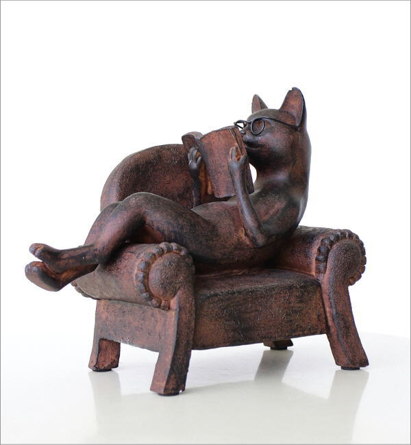 ソファーで読書のメガネ猫(9)