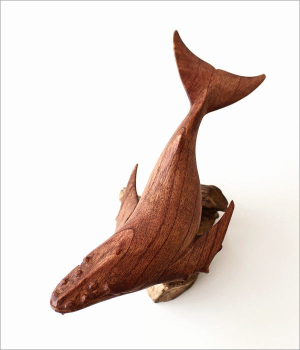 古木と木彫のクジラの置物(1)