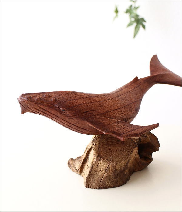 古木と木彫のクジラの置物(2)