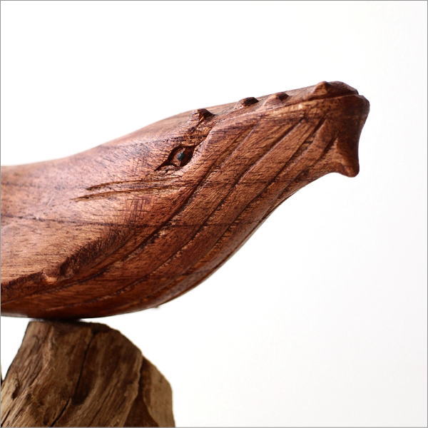 古木と木彫のクジラの置物(3)