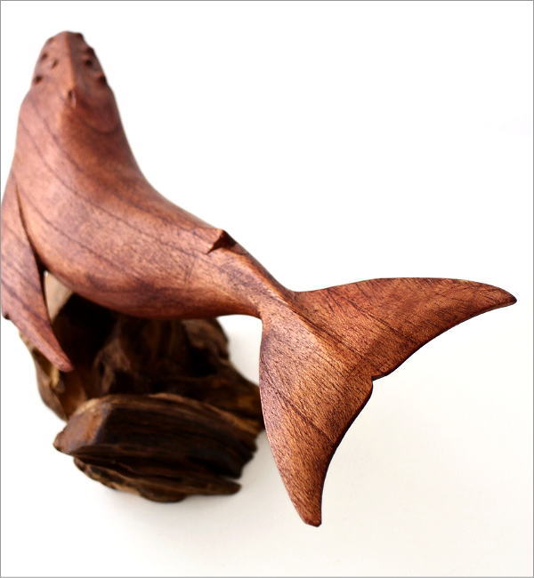 古木と木彫のクジラの置物(4)