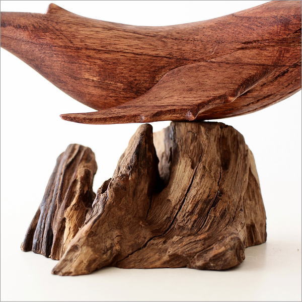 古木と木彫のクジラの置物(5)