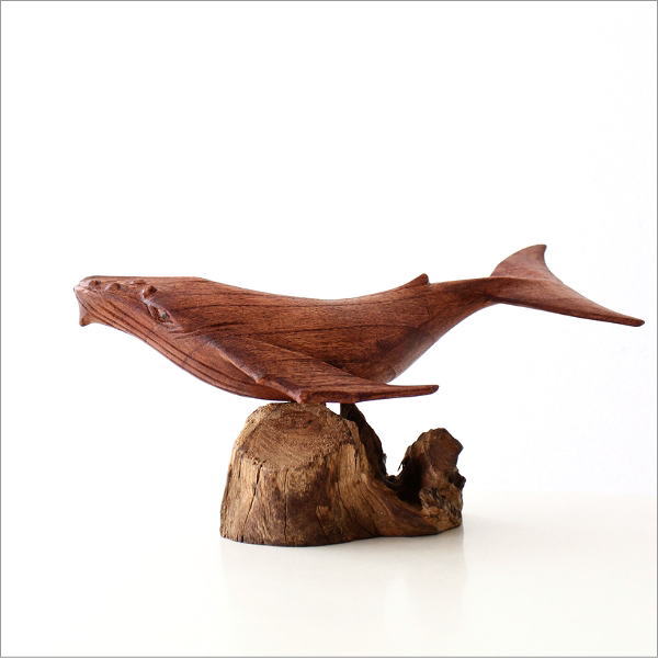 古木と木彫のクジラの置物(6)