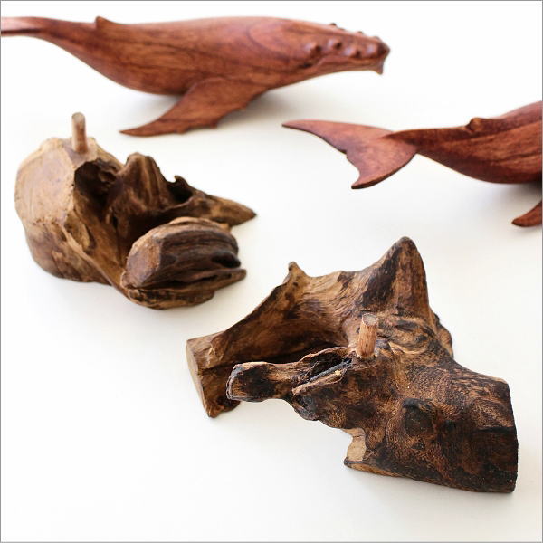 古木と木彫のクジラの置物(7)