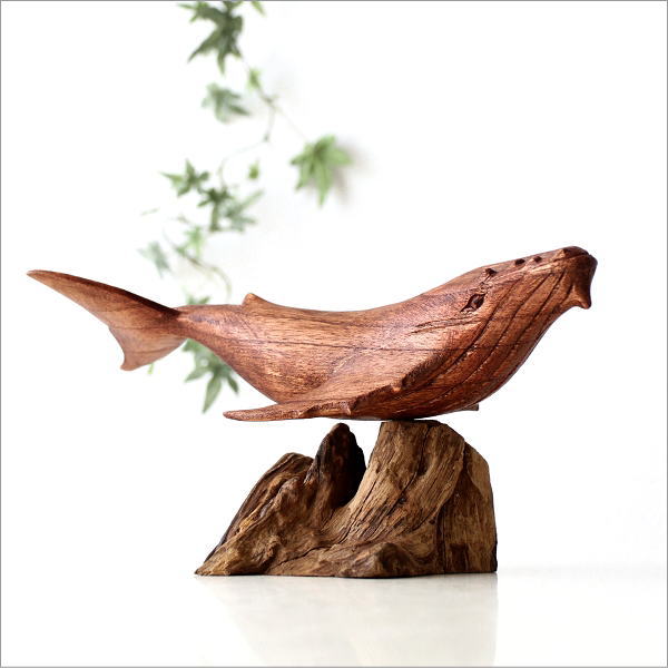 古木と木彫のクジラの置物(8)