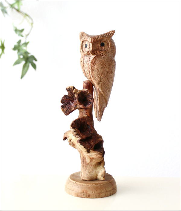 古木と小さな木彫の止まり木フクロウ(1)
