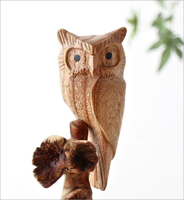 古木と小さな木彫の止まり木フクロウ(2)
