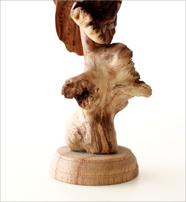 古木と小さな木彫の止まり木フクロウ(4)