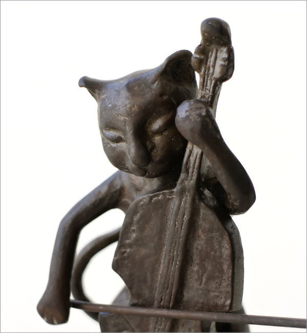 ブラス チェロを奏でるねこの置物(2)