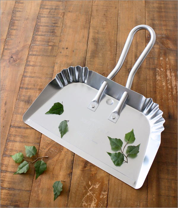 アメリカンなアルミのダストパン(1)