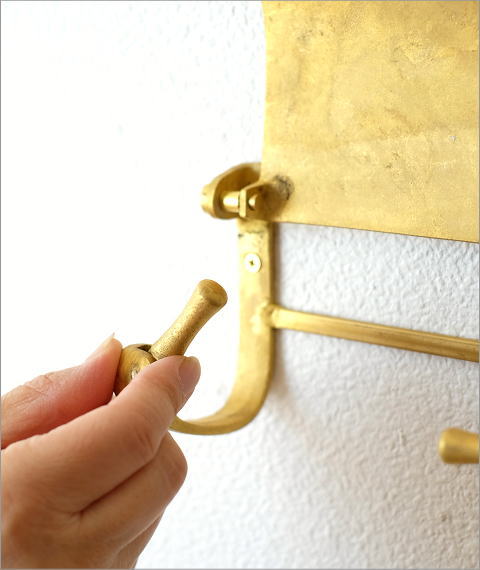 左右の金具がペーパーの芯に差し込まれます