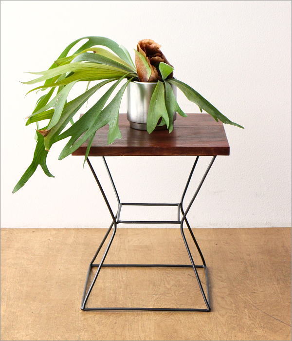 アイアンとウッドのフラワーテーブル(2)