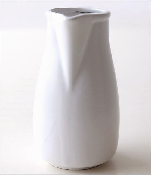 陶器の白いピッチャーベース